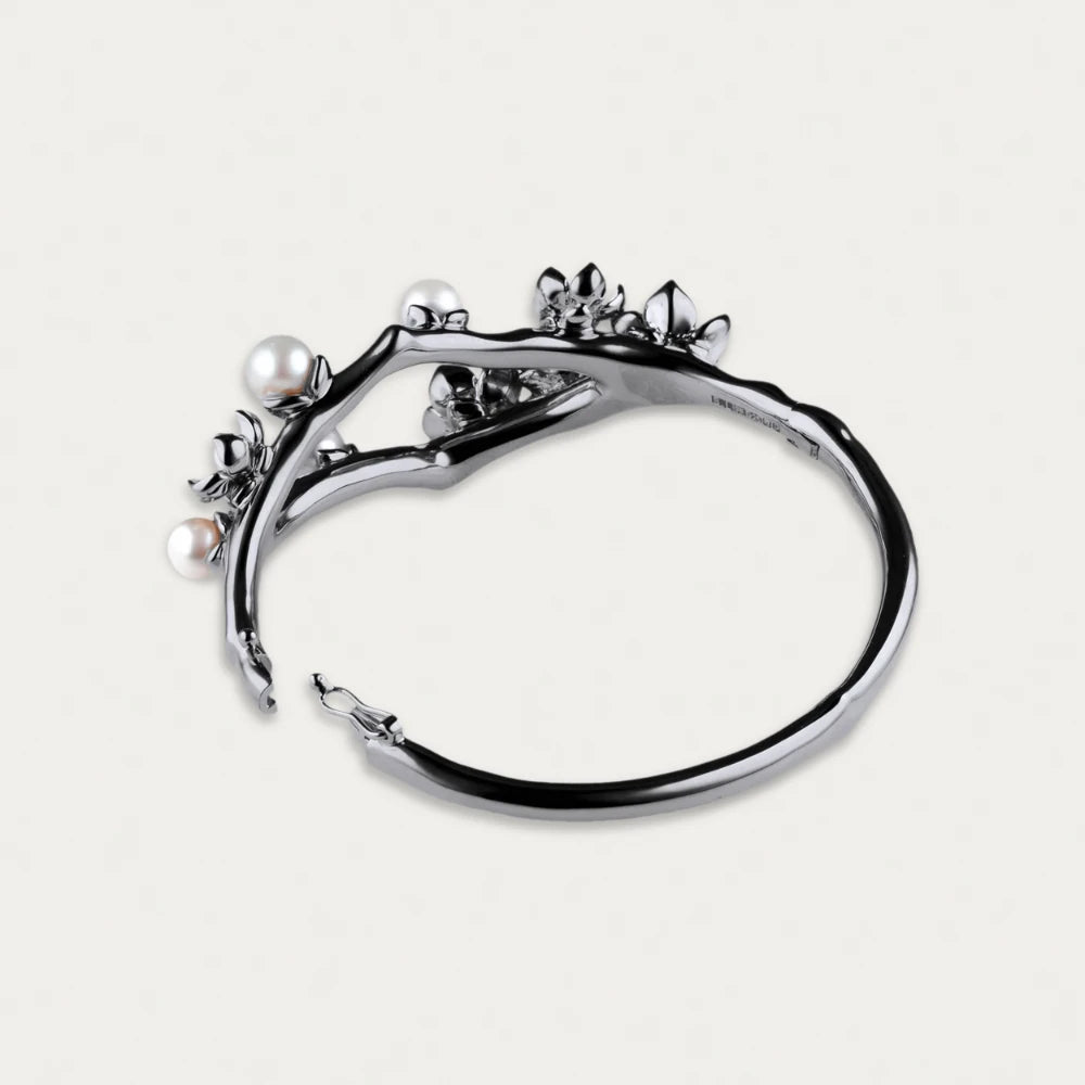 shaun-leane-london-cherry-blossom-bangle-pearl-silver-open