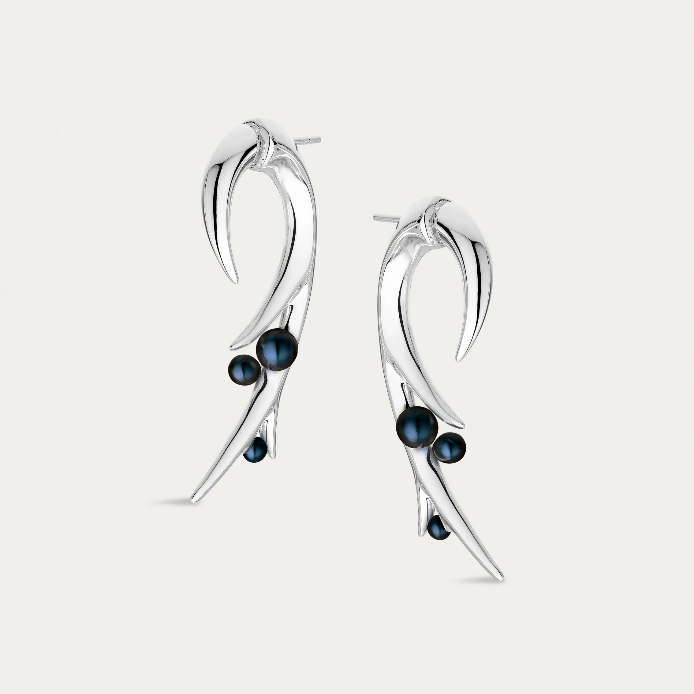 shaun-leane-london-hook-black-pearl-earrings-large-silver