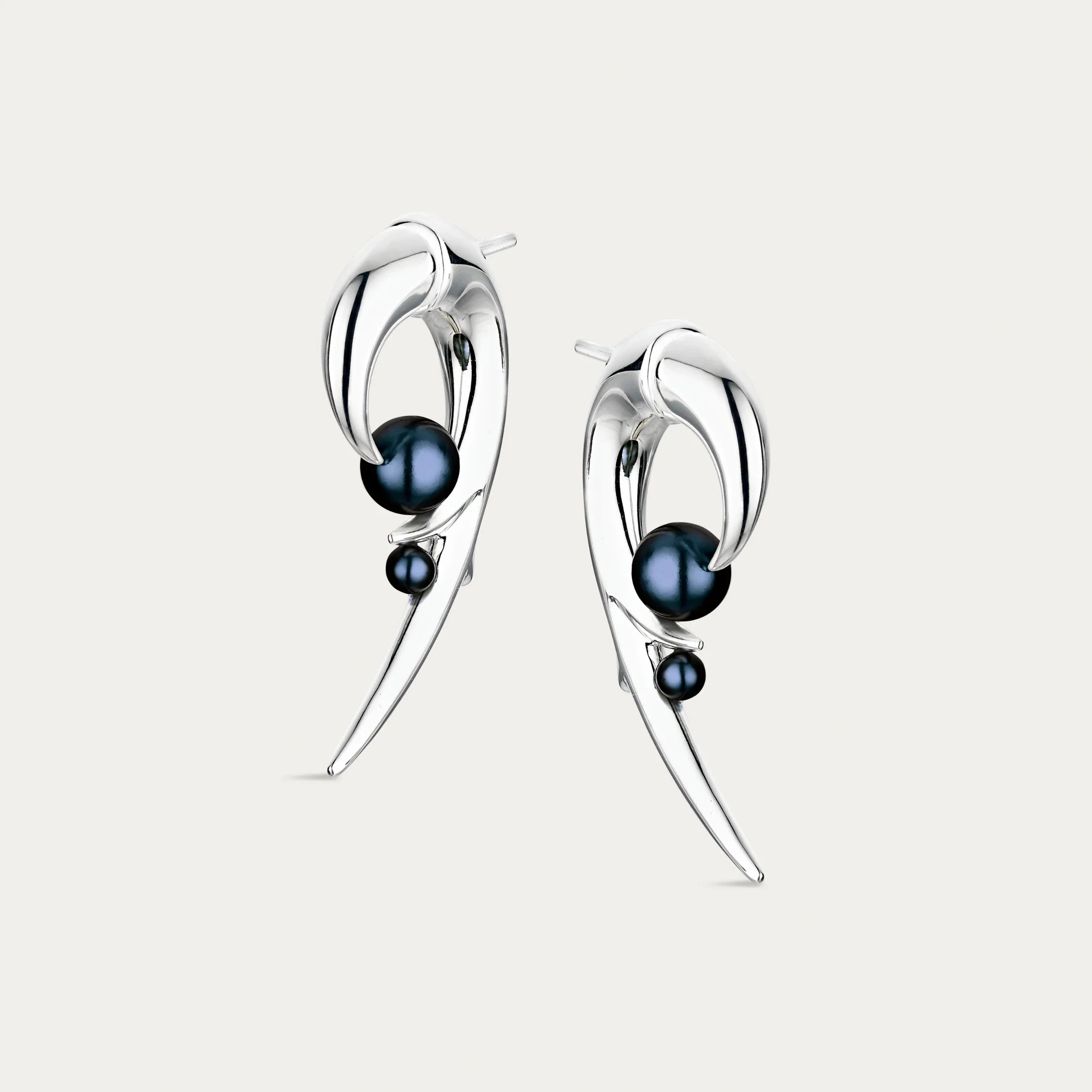 shaun-leane-london-hook-black-pearl-earrings-silver