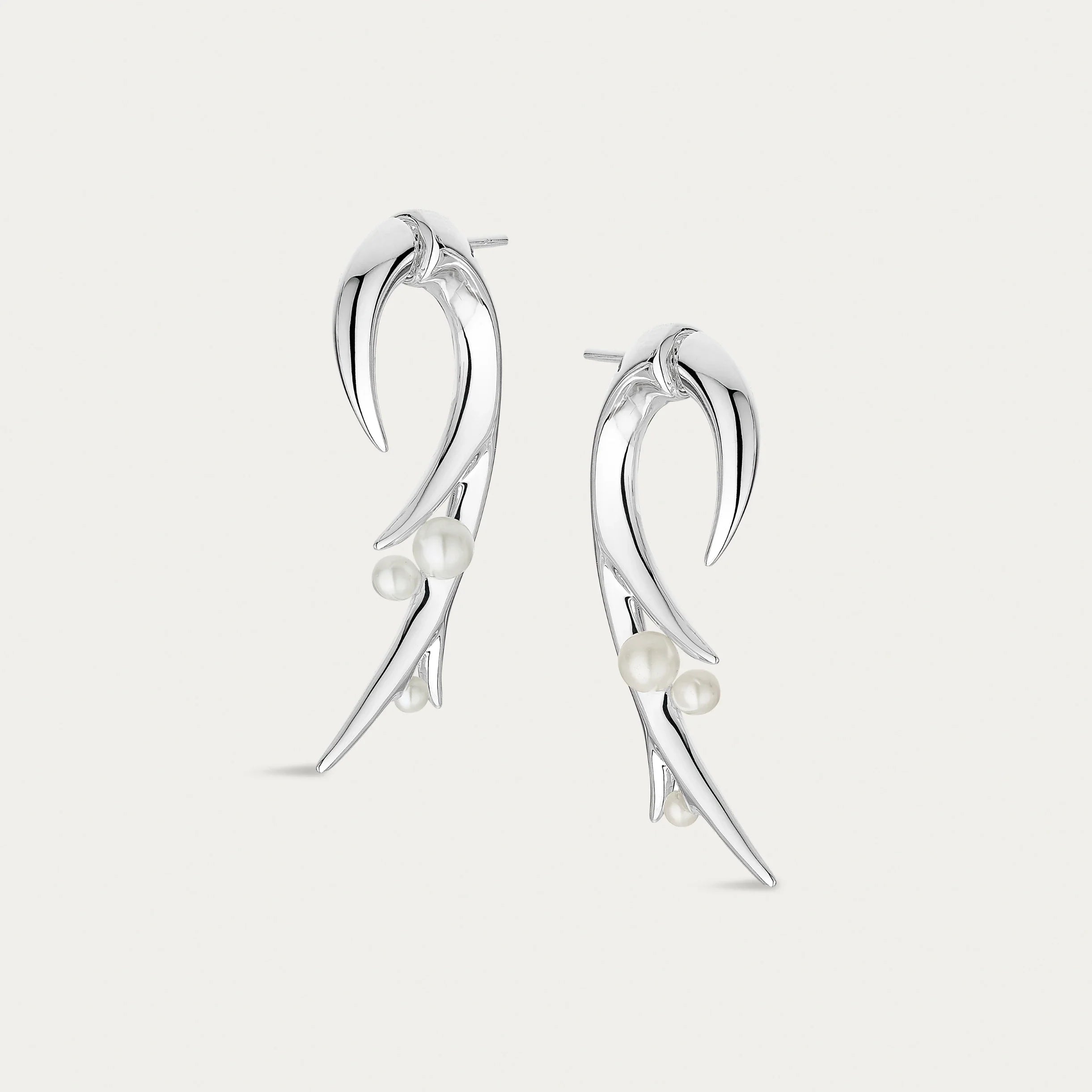 shaun-leane-london-hook-pearl-earrings-large-silver