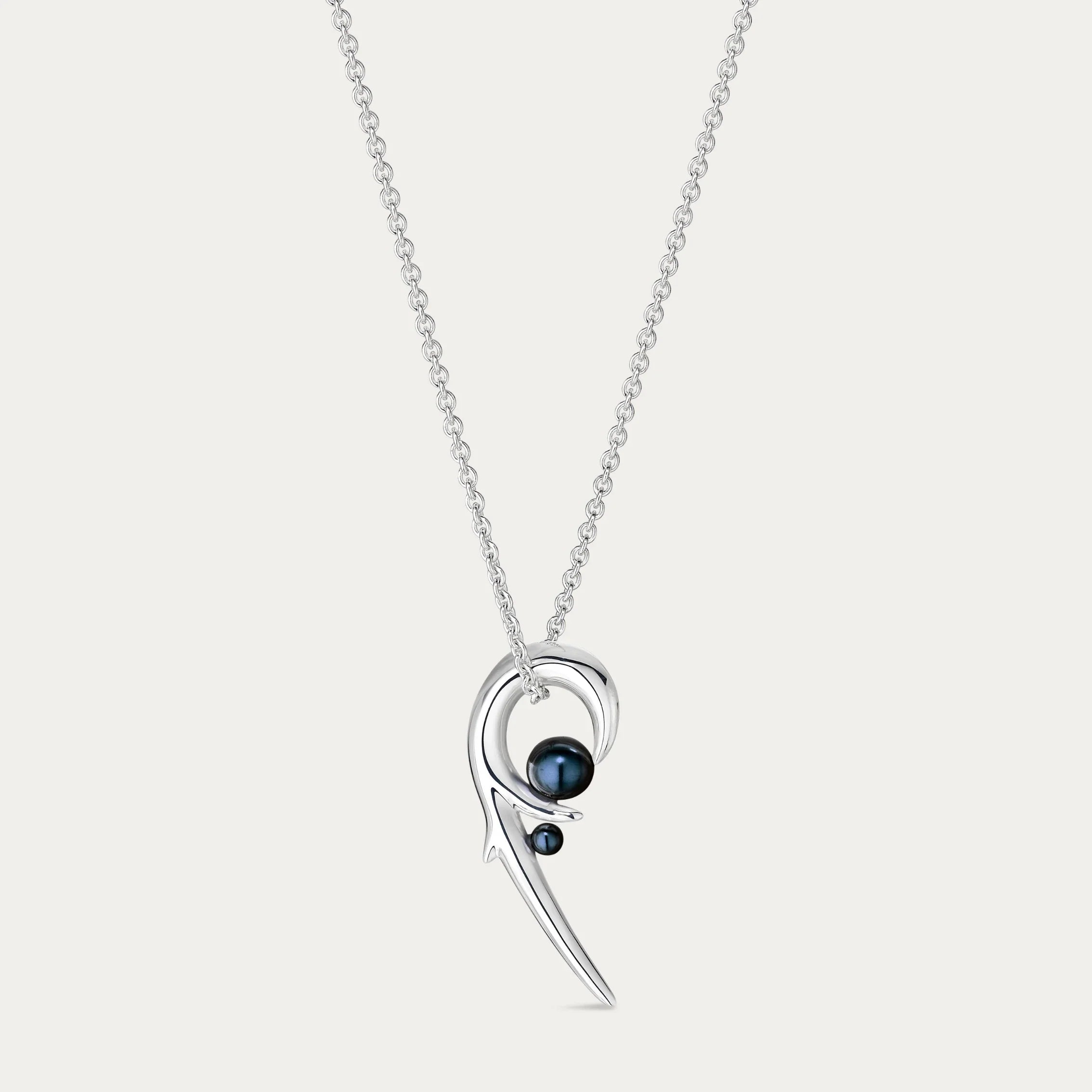 shaun-leane-london-hook-pendant-black-pearl